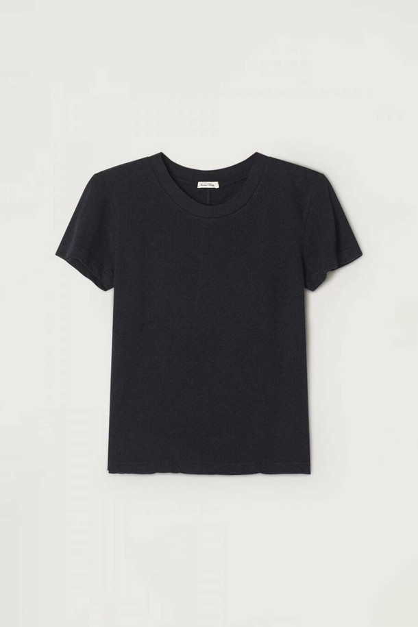 소노마 블랙 반팔 티셔츠는 여성용 레귤러 핏 티셔츠입니다. 부드러운 면 소재로 제작되어 편안한 착용감을 선사하며, 봄, 여름에 활용하기 좋습니다. 미니멀하고 베이직한 스타일로, 라운드넥과 무지 디자인이 특징입니다. 데이트룩, 출근룩 등 다양한 TPO에 활용 가능한 실용적인 아이템입니다. 일상 속에서 미니멀, 클래식, 캐주얼 스타일을 즐기는 분들께 추천합니다.
