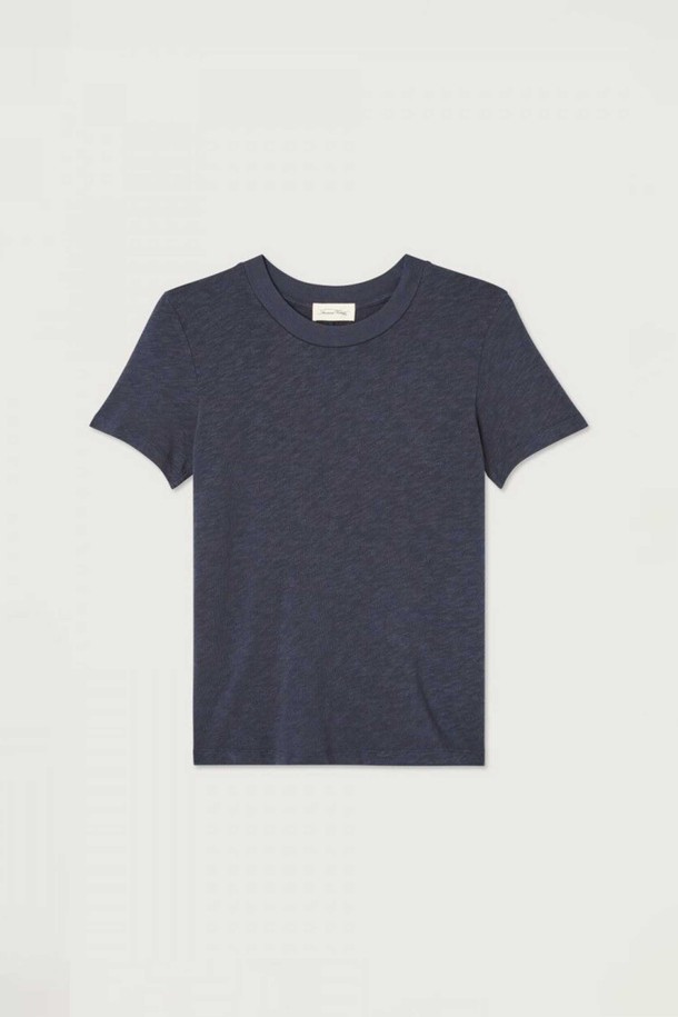 네이비 블루 컬러의 빈티지 디자인이 돋보이는 여성 반팔 티셔츠입니다. 부드러운 면 소재로 제작되어 편안한 착용감을 제공하며, 봄, 여름철 일상복으로 활용하기 좋습니다. 레귤러 핏에 라운드넥 디자인으로 베이직하면서도 캐주얼한 스타일을 연출합니다. 산책룩, 캐주얼, 미니멀, 클래식 스타일을 즐겨 입는 분들께 추천합니다. 얇은 두께감으로 시원하게 착용할 수 있습니다.
