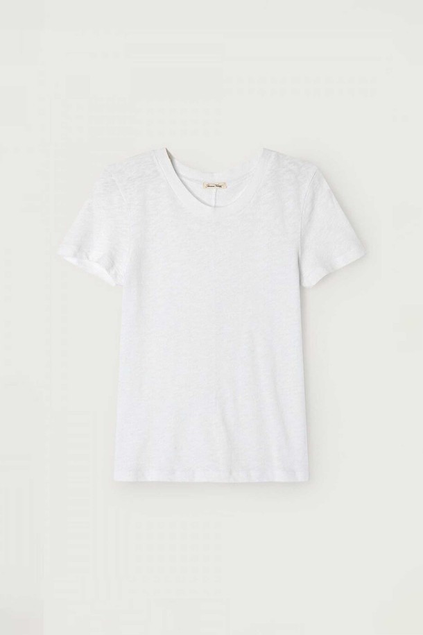 **숏 티셔츠 소노마_블랑**은 여성스러운 매력을 더해줄 크롭 기장의 반소매 티셔츠입니다. 부드러운 면 소재로 제작되어 얇고 시원하며, 베이직하고 미니멀한 스타일을 연출하기 좋습니다. 라운드넥 디자인과 무지 패턴의 화이트 컬러로 어디에나 매치하기 쉬워 데이트룩이나 봄 소풍룩에 적합합니다. 레귤러핏으로 편안하게 착용 가능하며, 미니멀, 캐주얼, 클래식 스타일을 즐겨 입는 분들께 추천합니다.
