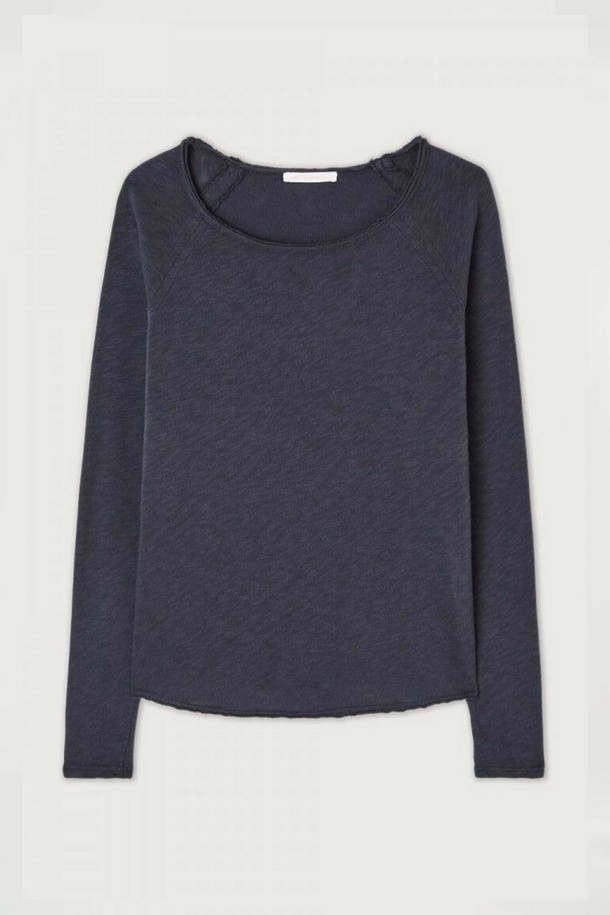 소노마 네이비 블루 빈티지 티셔츠는 여성용으로, 봄, 가을에 어울리는 베이직하고 캐주얼한 스타일의 긴소매 티셔츠입니다. 부드러운 면 소재로 제작되어 편안한 촉감을 선사하며, 레귤러 핏과 보트넥 디자인이 특징입니다. 얇은 두께감과 무지 패턴으로 다양한 룩에 활용하기 좋으며, 빈티지한 느낌을 더해줍니다. 캐주얼, 미니멀, 클래식 스타일을 즐겨 입는 분들께 추천합니다.
