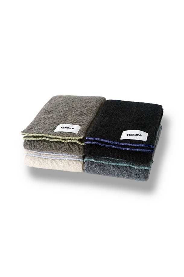 [TEMBEA] 템베아 25 FW GUNTE_MUFFLER_DK BEIGE+LEMON 은 포근한 울 소재로 제작되어 가을과 겨울에 따뜻함을 선사하는 머플러입니다. 다크 베이지와 레몬 컬러의 투톤 배색이 돋보이며, 베이직한 스타일에 포인트를 더합니다. 부드러운 촉감과 두꺼운 두께로 보온성을 높여 일상 및 모임룩에 활용하기 좋습니다. 클래식, 미니멀, 캐주얼 등 다양한 스타일을 연출할 수 있습니다. 템베아 특유의 감각적인 디자인이 돋보이는 제품입니다.
