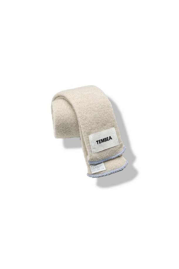 [TEMBEA] 템베아 25 FW GUTE_HALF MUFFLER_OATMEAL+SAX는 부드러운 촉감의 울 소재로 제작된 하프 기장의 머플러입니다. 오트밀과 삭스블루 컬러 배색으로, 캐주얼 및 클래식 스타일, 미니멀한 룩에 잘 어울립니다. 가을, 겨울철 출근룩에 베이직하면서도 포인트를 더할 수 있는 아이템입니다. 두꺼운 두께감으로 보온성을 높여 추운 날씨에도 따뜻하게 착용 가능합니다. 무지 디자인으로 다양한 의상에 쉽게 매치할 수 있습니다.
