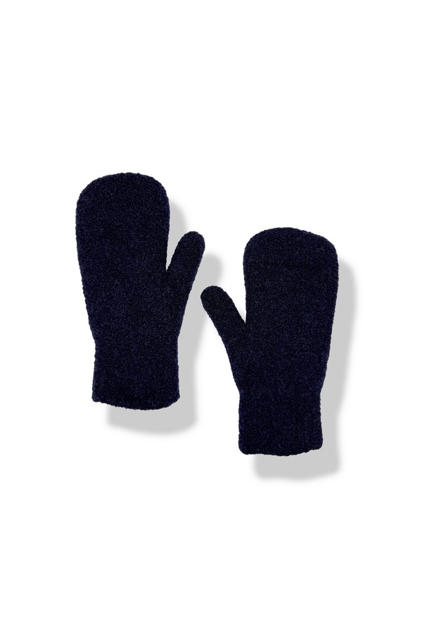 [TEMBEA] 템베아 25 FW GUNTE_MITTEN_NAVY+GREEN은 캐주얼, 미니멀, 클래식 스타일을 아우르는 공용 장갑입니다. 네이비와 그린 컬러 배색이 돋보이며, 가을과 겨울에 착용하기 좋은 두꺼운 두께감의 니트 소재로 제작되었습니다. 부드러운 촉감과 보온 기능을 갖춰 추운 날씨에도 따뜻하게 손을 보호해 줍니다. 미튼 스타일 디자인에 템베아 로고가 더해져 세련된 포인트를 더했습니다. 일상생활에서 편안하게 착용할 수 있는 실용적인 아이템입니다.
