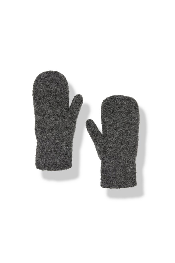 [TEMBEA] 템베아 25 FW (가을/겨울) GUNTE_MITTEN_MID GREY (미드 그레이) + OFF WHITE (오프 화이트) 장갑입니다. 클래식, 미니멀, 캐주얼 스타일에 잘 어울리며, 출근룩과 모임룩에 포인트를 더할 수 있습니다. 부드러운 울 소재로 제작되어 따뜻하고 편안한 착용감을 제공하며, 두꺼운 두께감으로 보온성을 높였습니다. 미튼 스타일 디자인에 미드 그레이와 오프 화이트 배색이 돋보이는 제품입니다.
