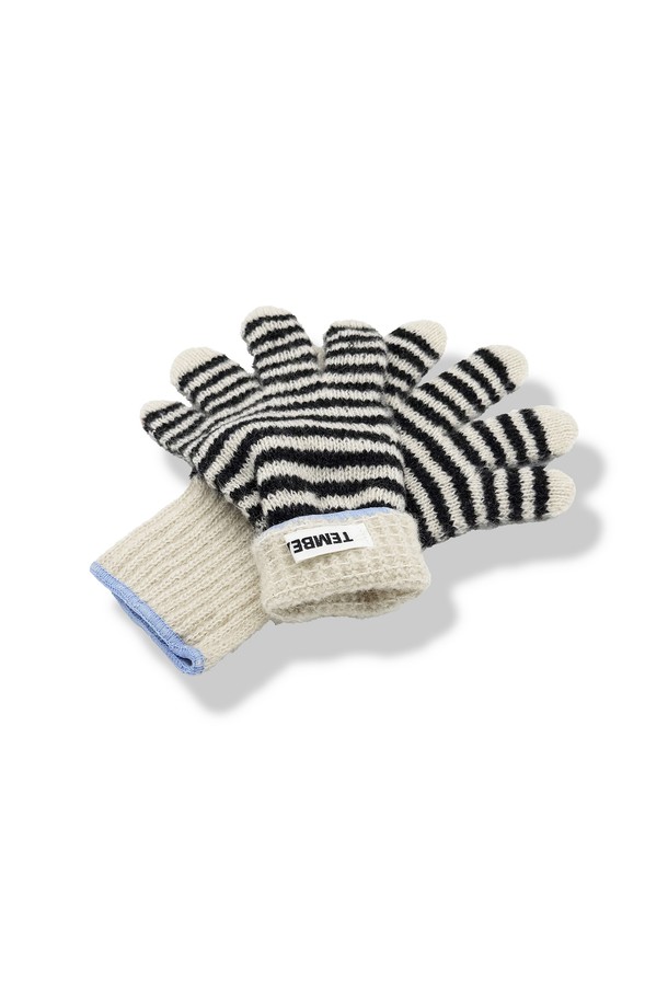 [TEMBEA] 템베아 25 FW 군테 보더_오트밀 x 차콜+삭스 장갑은 캐주얼하고 미니멀한 스타일을 추구하는 모든 분들을 위한 손가락 장갑입니다. 오트밀, 차콜, 삭스 세 가지 색상의 스트라이프 패턴으로 디자인되어 있으며, 부드러운 니트 소재로 제작되어 가을과 겨울에 따뜻하게 착용할 수 있습니다. 보온 기능에 충실하며, 일상생활에서 편안하게 사용할 수 있는 아이템입니다. 템베아 특유의 감성이 돋보이는 디자인으로, 어떤 스타일에도 자연스럽게 매치하여 포인트를 줄 수 있습니다.
