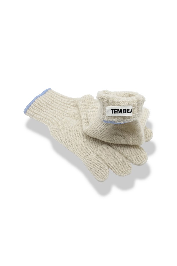**템베아 25 FW 군테_오트밀+삭스**는 가을, 겨울 시즌에 착용하기 좋은 공용 장갑입니다. 부드러운 니트 소재로 제작되어 편안한 착용감을 선사하며, 오트밀과 삭스 컬러의 무지 디자인으로 미니멀, 클래식, 캐주얼 스타일 모두 소화 가능합니다. 얇은 두께감으로 답답함 없이 일상생활에서 활용하기 좋으며, 보온 기능을 갖춰 추운 날씨에도 따뜻함을 유지해 줍니다. 기본 장갑 디자인으로 유행을 타지 않고 오랫동안 사용할 수 있습니다.
