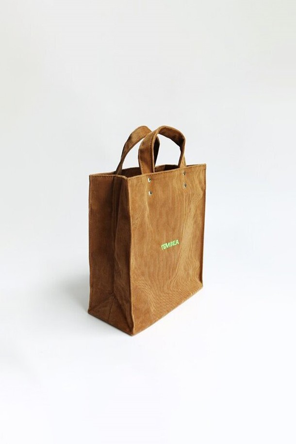 [TEMBEA] 템베아 PAPER TOTE MEDIUM CORDUROY_Beige는 여성용 토트백입니다. 베이지 컬러의 코듀로이 소재로 제작되었으며, 미디엄 사이즈에 무지 패턴으로 심플한 디자인을 자랑합니다. 오픈형 잠금 방식과 사각 형태의 가방 모양은 물건을 쉽게 넣고 꺼낼 수 있도록 도와줍니다. 산책룩, 캐주얼 및 미니멀 스타일 연출에 적합하며 손잡이가 있어 편리하게 사용할 수 있습니다.
