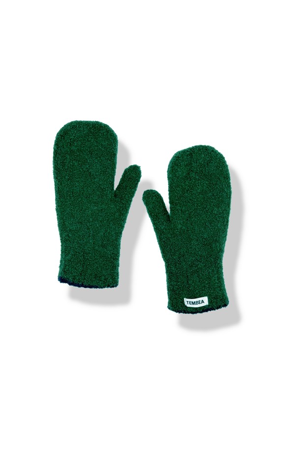 [TEMBEA] 템베아 25 FW GUNTE_MITTEN_NAVY+GREEN은 캐주얼, 미니멀, 클래식 스타일을 아우르는 공용 장갑입니다. 네이비와 그린 컬러 배색이 돋보이며, 가을과 겨울에 착용하기 좋은 두꺼운 두께감의 니트 소재로 제작되었습니다. 부드러운 촉감과 보온 기능을 갖춰 추운 날씨에도 따뜻하게 손을 보호해 줍니다. 미튼 스타일 디자인에 템베아 로고가 더해져 세련된 포인트를 더했습니다. 일상생활에서 편안하게 착용할 수 있는 실용적인 아이템입니다.
