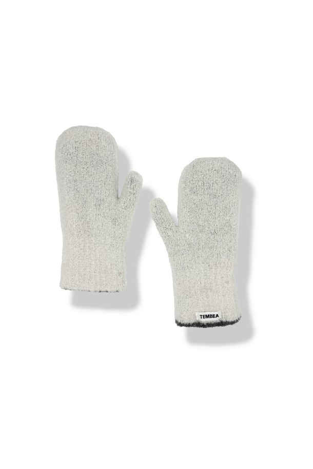 [TEMBEA] 템베아 25 FW (가을/겨울) GUNTE_MITTEN_MID GREY (미드 그레이) + OFF WHITE (오프 화이트) 장갑입니다. 클래식, 미니멀, 캐주얼 스타일에 잘 어울리며, 출근룩과 모임룩에 포인트를 더할 수 있습니다. 부드러운 울 소재로 제작되어 따뜻하고 편안한 착용감을 제공하며, 두꺼운 두께감으로 보온성을 높였습니다. 미튼 스타일 디자인에 미드 그레이와 오프 화이트 배색이 돋보이는 제품입니다.
