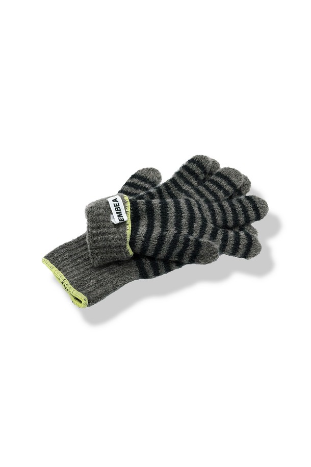 [TEMBEA] 템베아 25 FW GUNTE BORDER_DK BEIGE x CHARCOAL+SAX는 부드러운 니트 소재로 제작된 장갑입니다. 다크 베이지, 차콜, 삭스 세 가지 색상의 조화가 돋보이며, 가을과 겨울에 착용하기 좋습니다. 보더 패턴 디자인으로 캐주얼, 미니멀, 클래식 스타일 모두 소화 가능합니다. 보통 두께감으로 보온성을 제공하며 일상생활에서 활용하기 좋습니다. 템베아 특유의 감성이 묻어나는 디자인으로, 겨울철 스타일링에 포인트를 더해줍니다.
