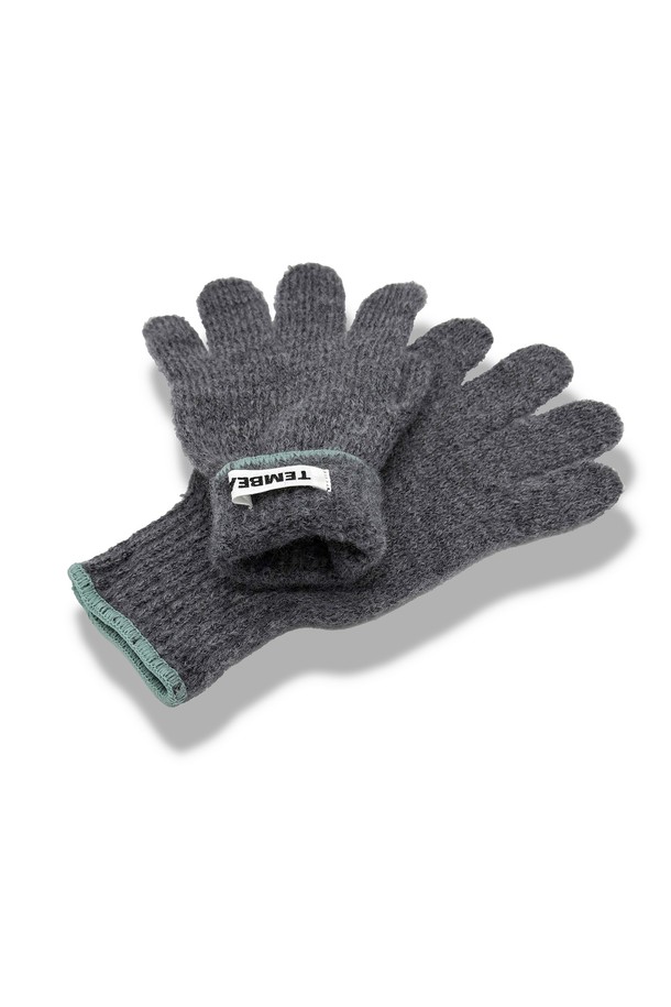 [TEMBEA] 템베아 25 FW GUNTE_MID GREY+UGUISU는 울과 나일론 혼방 소재로 제작된 니트 장갑입니다. 미드 그레이와 우구이스 두 가지 색상으로 출시되어 가을, 겨울철 베이직 스타일을 연출하기 좋습니다. 부드러운 촉감과 보온 기능을 갖춰 일상생활에서 편안하게 착용할 수 있습니다. 클래식, 미니멀, 캐주얼 등 다양한 스타일에 매치하여 활용도를 높일 수 있습니다. 본 제품은 남녀 공용으로 사용할 수 있습니다.
