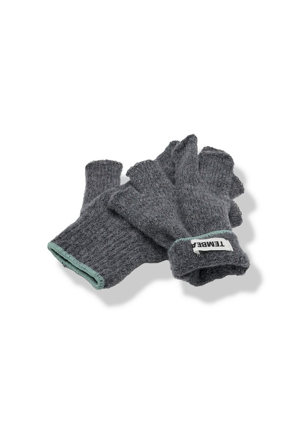 [TEMBEA] 템베아 25 FW GUNTE FINGERLESS_MID GREY+UGUISU는 부드러운 울 소재로 제작된 핑거리스 장갑입니다. 가을과 겨울에 착용하기 좋으며, 미드 그레이와 우구이스 두 가지 색상으로 출시되었습니다. 손가락 없는 디자인으로 실용성을 높였으며, 미니멀, 클래식, 캐주얼 스타일을 즐겨 입는 분들께 추천합니다. 두꺼운 두께감으로 보온성을 더했으며, 일상생활에서 편안하게 착용할 수 있습니다.
