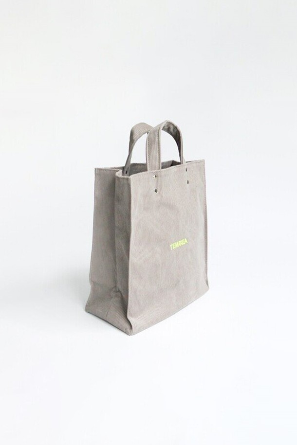 [TEMBEA] 템베아 PAPER TOTE MEDIUM CORDUROY_Lt Grey는 라이트 그레이 컬러의 코듀로이 소재로 제작된 여성용 토트백입니다. 심플한 디자인과 페이퍼백 스타일이 돋보이며, 사각형 모양에 오픈형 잠금 방식으로 편의성을 더했습니다. 미디엄 사이즈로 산책룩, 출근룩, 모임룩 등 다양한 TPO에 활용 가능하며, 캐주얼, 미니멀, 클래식 스타일을 즐겨 입는 분들께 추천합니다. 가볍고 부드러운 코듀로이 소재는 포근한 느낌을 주며, 무지 디자인으로 어떤 스타일에도 잘 어울립니다.
