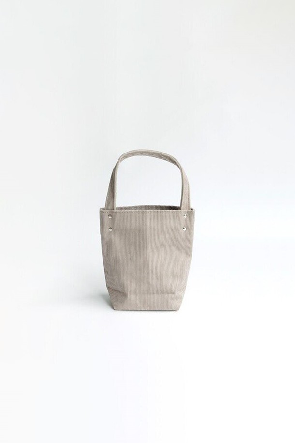 [TEMBEA] 템베아 BAGUETTE TOTE MINI CORDUROY_Lt Grey는 부드러운 코듀로이 소재로 제작된 여성용 토트백입니다. 미니멀한 디자인과 라이트 그레이 컬러가 어우러져 캐주얼하고 세련된 스타일을 연출합니다. 가방은 사각형 모양이며 오픈형으로, 간편하게 소지품을 넣고 꺼낼 수 있습니다. 일상생활에서 활용하기 좋은 실용적인 아이템으로, 미니멀하고 캐주얼한 스타일을 선호하는 분들께 추천합니다. 바게트 스타일의 디자인이 돋보이는 템베아 토트백입니다.
