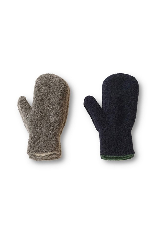 [TEMBEA] 템베아 25 FW (가을/겨울) GUNTE_MITTEN_MID GREY (미드 그레이) + OFF WHITE (오프 화이트) 장갑입니다. 클래식, 미니멀, 캐주얼 스타일에 잘 어울리며, 출근룩과 모임룩에 포인트를 더할 수 있습니다. 부드러운 울 소재로 제작되어 따뜻하고 편안한 착용감을 제공하며, 두꺼운 두께감으로 보온성을 높였습니다. 미튼 스타일 디자인에 미드 그레이와 오프 화이트 배색이 돋보이는 제품입니다.
