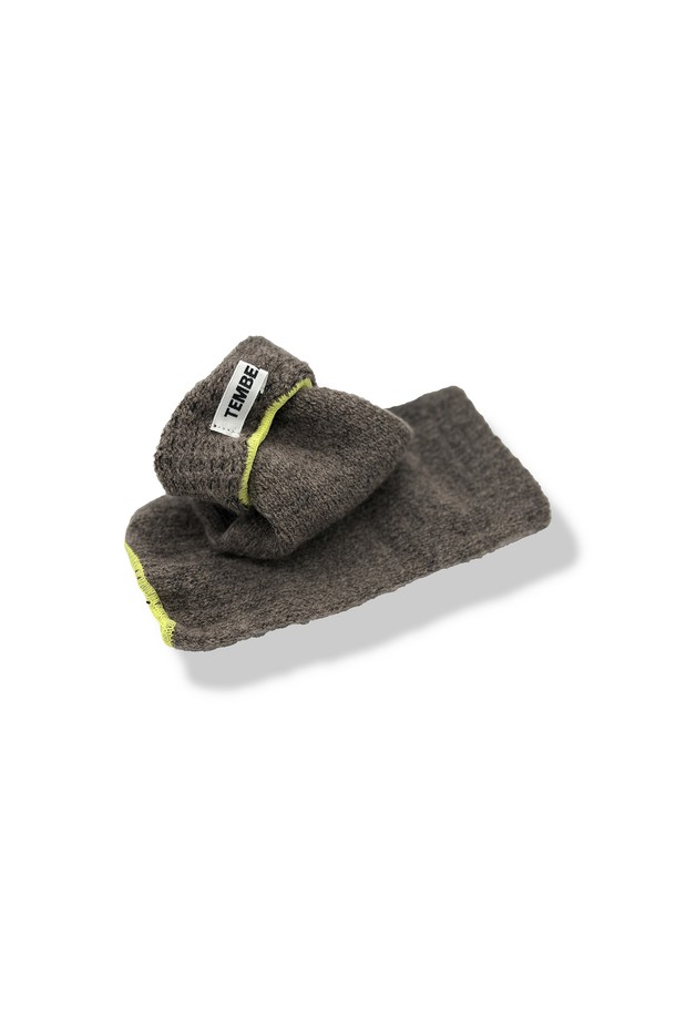 [TEMBEA] 템베아 25 FW GUNTE_ARM WARMER_DK BEIGE+LEMON은 부드러운 니트 소재로 제작된 암워머입니다. 다크 베이지와 레몬 컬러 배색이 돋보이며, 가을, 겨울 시즌에 따뜻하게 착용할 수 있습니다. 일상복에 미니멀, 클래식, 캐주얼 스타일 모두 잘 어울립니다. 두꺼운 두께감으로 보온성을 높였으며, 무지 디자인으로 어떤 스타일에도 매치하기 용이합니다. 남녀 공용으로 활용 가능한 아이템입니다.
