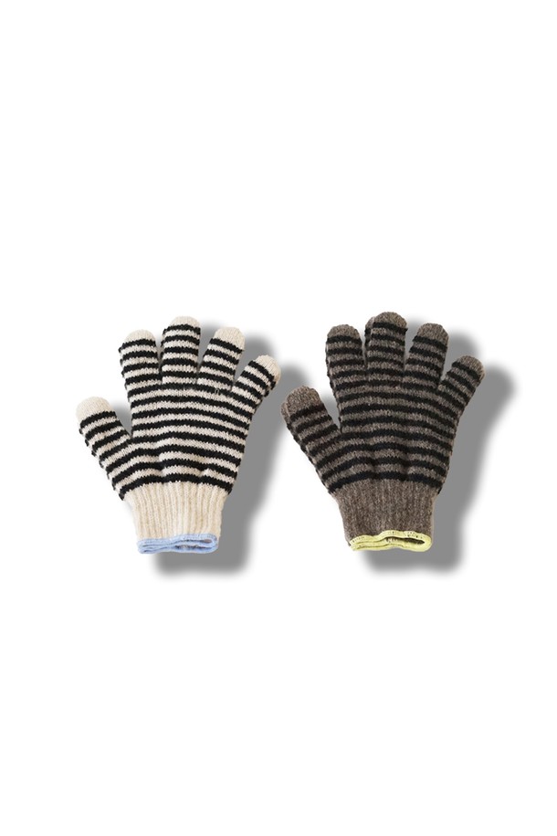 [TEMBEA] 템베아 25 FW GUNTE BORDER_DK BEIGE x CHARCOAL+SAX는 부드러운 니트 소재로 제작된 장갑입니다. 다크 베이지, 차콜, 삭스 세 가지 색상의 조화가 돋보이며, 가을과 겨울에 착용하기 좋습니다. 보더 패턴 디자인으로 캐주얼, 미니멀, 클래식 스타일 모두 소화 가능합니다. 보통 두께감으로 보온성을 제공하며 일상생활에서 활용하기 좋습니다. 템베아 특유의 감성이 묻어나는 디자인으로, 겨울철 스타일링에 포인트를 더해줍니다.
