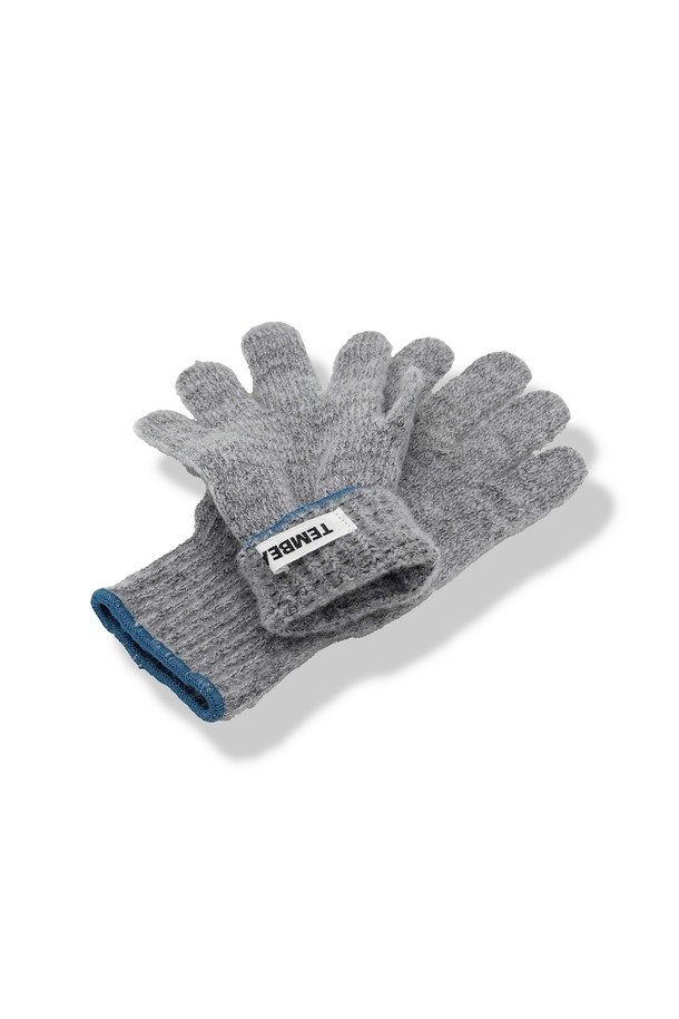 템베아 25 FW GUNTE (LT GREY + RAIN BLUE)는 부드러운 촉감의 니트 소재로 제작된 손가락 장갑입니다. 라이트 그레이와 레인 블루 색상의 조화가 돋보이며, 가을과 겨울철 일상에서 따뜻하게 착용하기 좋습니다. 미니멀, 클래식, 캐주얼 스타일 모두에 잘 어울리는 디자인으로, 보온 기능을 갖춘 실용적인 아이템입니다. 무지 디자인으로 어떤 스타일에도 매치하기 용이하며, 데일리룩에 포인트를 더해줍니다.
