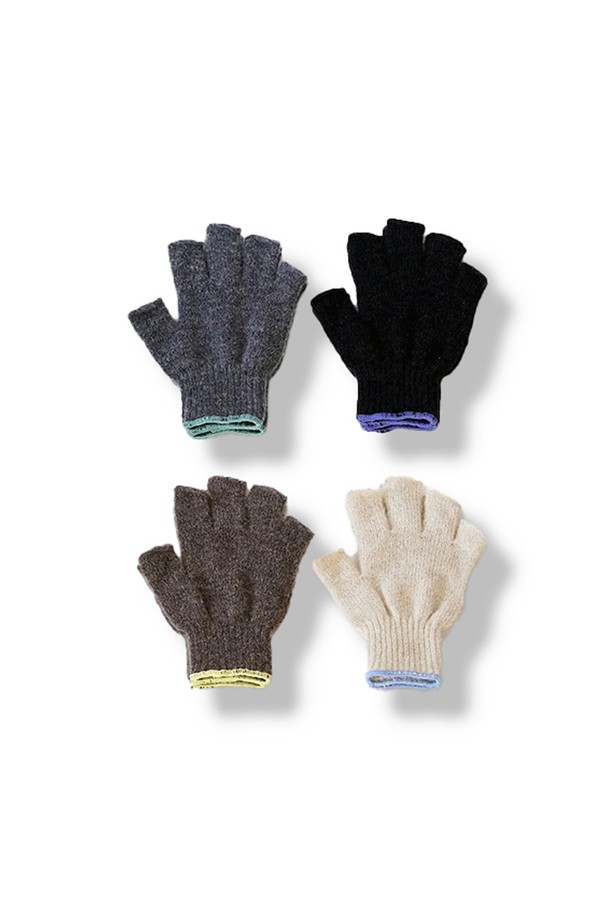 [TEMBEA] 템베아 25 FW GUNTE FINGERLESS_MID GREY+UGUISU는 부드러운 울 소재로 제작된 핑거리스 장갑입니다. 가을과 겨울에 착용하기 좋으며, 미드 그레이와 우구이스 두 가지 색상으로 출시되었습니다. 손가락 없는 디자인으로 실용성을 높였으며, 미니멀, 클래식, 캐주얼 스타일을 즐겨 입는 분들께 추천합니다. 두꺼운 두께감으로 보온성을 더했으며, 일상생활에서 편안하게 착용할 수 있습니다.
