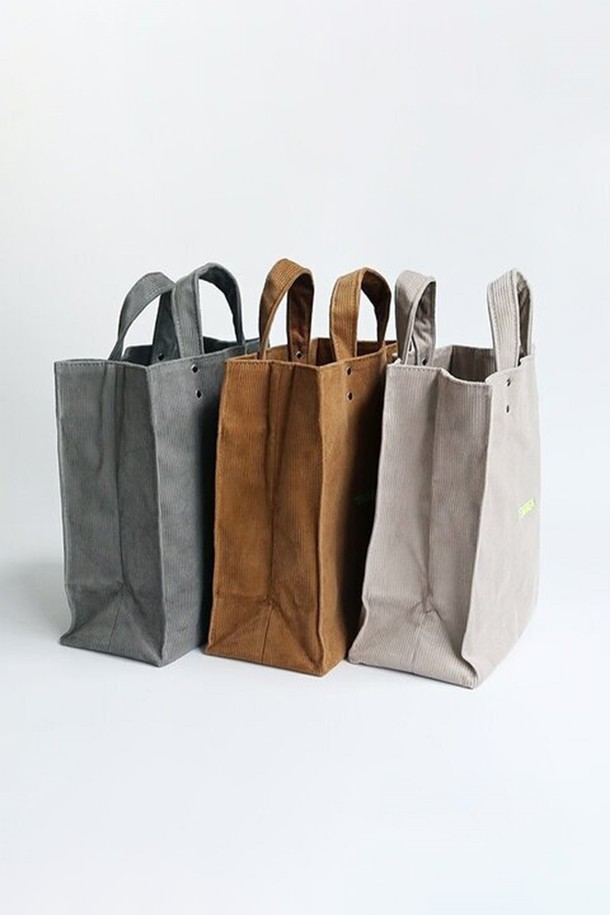 [TEMBEA] 템베아 PAPER TOTE MEDIUM CORDUROY_Lt Grey는 라이트 그레이 컬러의 코듀로이 소재로 제작된 여성용 토트백입니다. 심플한 디자인과 페이퍼백 스타일이 돋보이며, 사각형 모양에 오픈형 잠금 방식으로 편의성을 더했습니다. 미디엄 사이즈로 산책룩, 출근룩, 모임룩 등 다양한 TPO에 활용 가능하며, 캐주얼, 미니멀, 클래식 스타일을 즐겨 입는 분들께 추천합니다. 가볍고 부드러운 코듀로이 소재는 포근한 느낌을 주며, 무지 디자인으로 어떤 스타일에도 잘 어울립니다.
