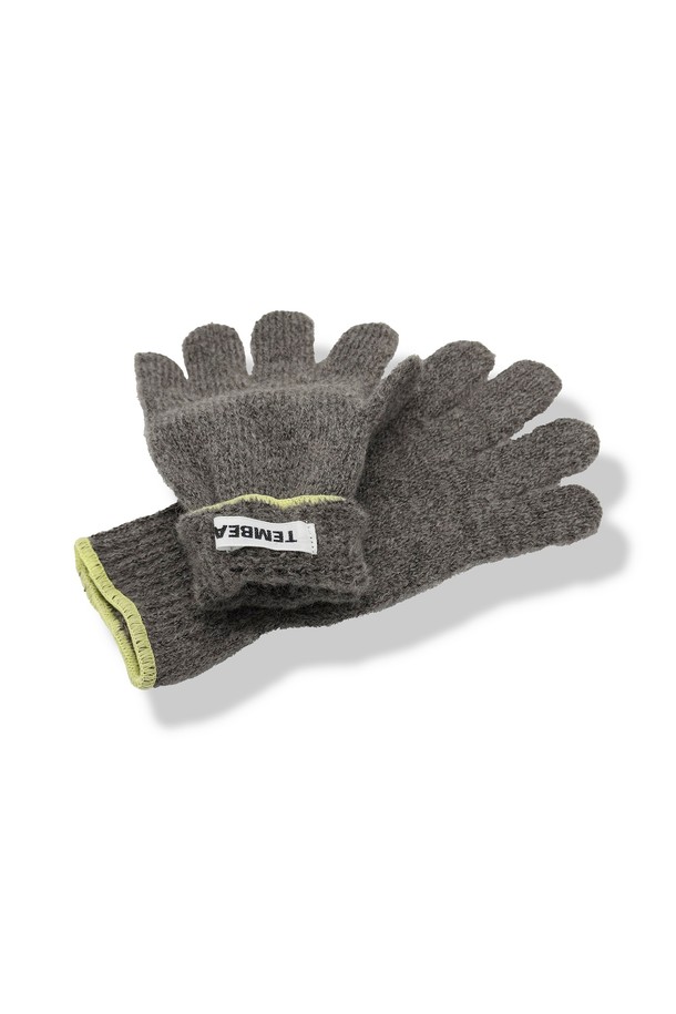 [TEMBEA] 템베아 25 FW GUNTE_DK BEIGE+LEMON은 다크 베이지와 레몬 컬러 배색이 돋보이는 장갑입니다. 니트 소재로 제작되어 부드러운 촉감을 선사하며, 가을과 겨울에 따뜻하게 착용할 수 있습니다. 얇은 두께감으로 답답함 없이 일상생활에서 활용하기 좋고, 미니멀, 클래식, 캐주얼 스타일의 출근룩에 매치하여 세련된 분위기를 연출할 수 있습니다. 무지 디자인으로 어떤 옷에도 잘 어울리며, 보온 기능을 갖춰 추운 날씨에도 따뜻함을 유지해 줍니다.
