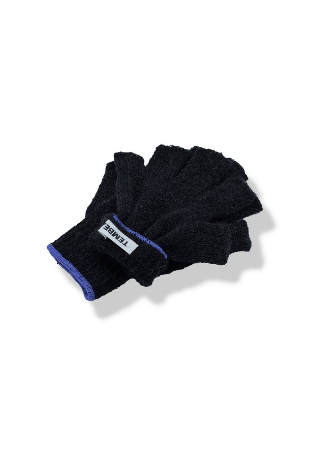 [TEMBEA] 템베아 25 FW GUNTE FINGERLESS_CHARCOAL+LAVENDER는 캐주얼과 미니멀 스타일을 지향하는 공용 장갑입니다. 가을, 겨울 시즌에 착용하기 적합하며, 차콜과 라벤더 두 가지 색상으로 제공됩니다. 손가락 없는 디자인으로 실용성을 더했으며, 무지 패턴으로 어떤 스타일에도 잘 어울립니다. 일상에서 편안하게 착용할 수 있는 템베아 핑거리스 장갑입니다.
