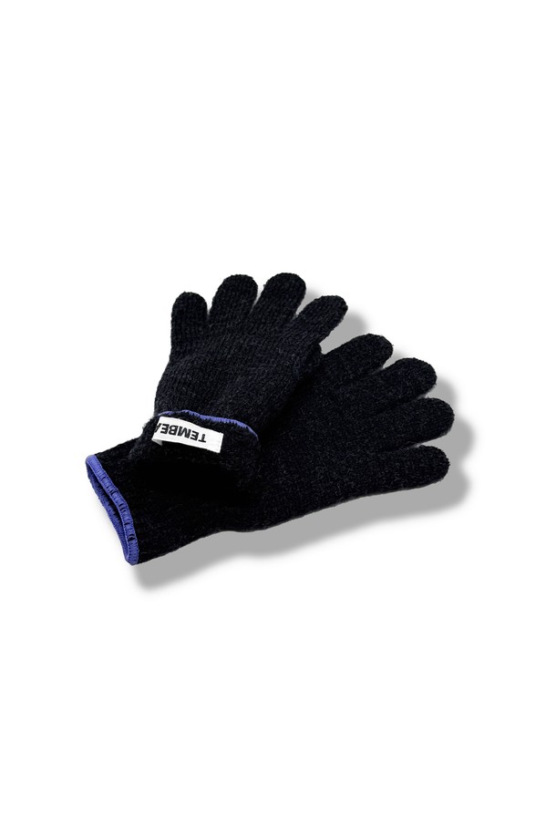 [TEMBEA] 템베아 25 FW GUNTE_CHARCOAL+LAVENDER는 부드러운 니트 소재로 제작된 손가락 장갑입니다. 차콜과 라벤더 두 가지 색상으로 출시되어, 미니멀, 캐주얼, 클래식 스타일의 옷차림에 잘 어울립니다. 가을, 겨울철 보온성을 제공하며, 출근룩이나 데이트룩에 포인트를 더할 수 있습니다. 무지 디자인으로 어떤 스타일에도 쉽게 매치할 수 있으며, 부드러운 촉감으로 편안하게 착용 가능합니다. 일상생활에서 활용하기 좋은 아이템입니다.
