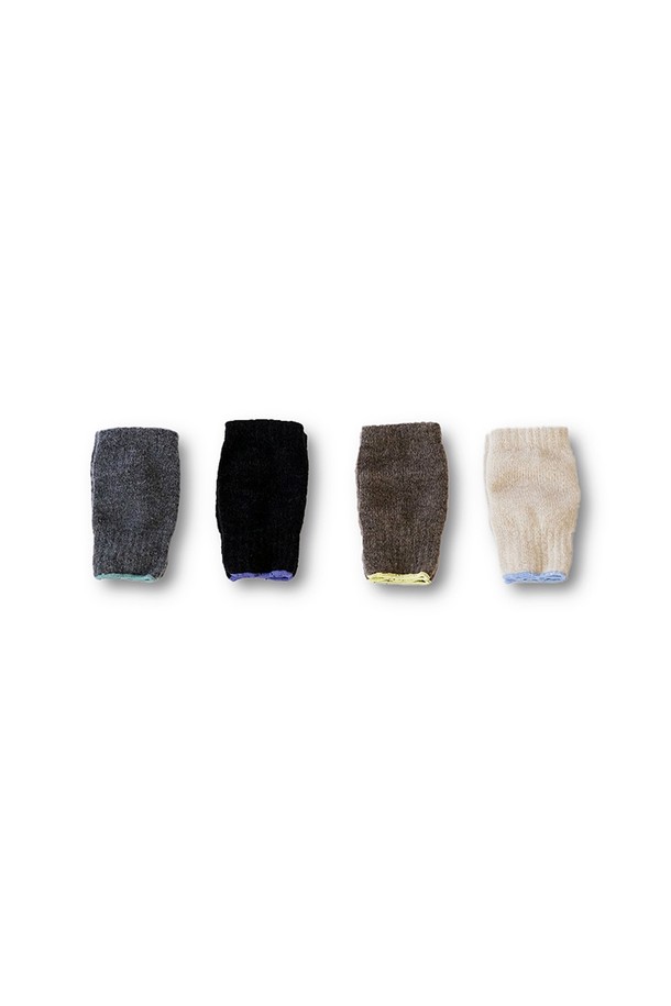 [TEMBEA] 템베아 25 FW GUNTE_ARM WARMER_CHARCOAL+LAVENDER는 가을, 겨울 시즌에 착용하기 좋은 암워머입니다. 차콜과 라벤더, 투톤 배색으로 디자인되어 캐주얼, 미니멀, 클래식 스타일의 출근룩, 모임룩에 포인트를 더합니다. 두꺼운 두께감으로 보온성을 높여 추운 날씨에도 따뜻하게 착용할 수 있으며, 무지 디자인으로 다양한 의상에 매치하기 용이합니다.
