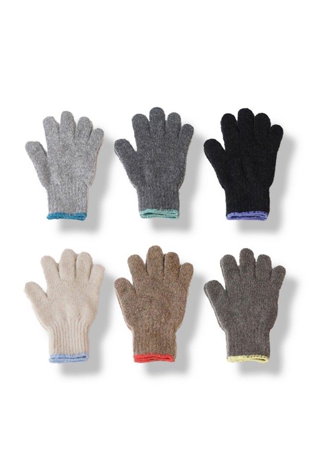 [TEMBEA] 템베아 25 FW GUNTE_CHARCOAL+LAVENDER는 부드러운 니트 소재로 제작된 손가락 장갑입니다. 차콜과 라벤더 두 가지 색상으로 출시되어, 미니멀, 캐주얼, 클래식 스타일의 옷차림에 잘 어울립니다. 가을, 겨울철 보온성을 제공하며, 출근룩이나 데이트룩에 포인트를 더할 수 있습니다. 무지 디자인으로 어떤 스타일에도 쉽게 매치할 수 있으며, 부드러운 촉감으로 편안하게 착용 가능합니다. 일상생활에서 활용하기 좋은 아이템입니다.
