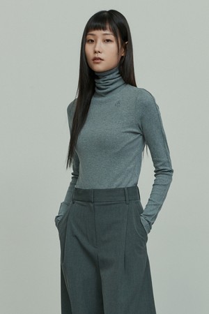 LOGO EMBROIDERED TURTLE NECK TOP GRAY