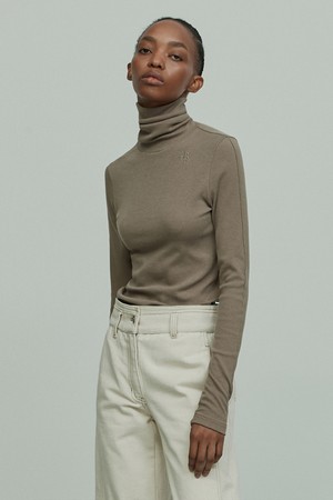 LOGO EMBROIDERED TURTLE NECK TOP MOCHA