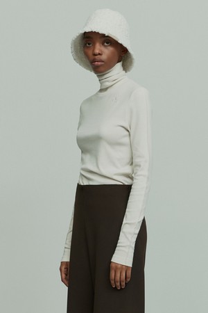 LOGO EMBROIDERED TURTLE NECK TOP IVORY