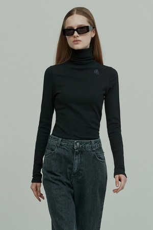 LOGO EMBROIDERED TURTLE NECK TOP WASHED BLACK