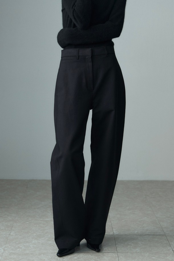 RE RHEE - 롱/미디팬츠 - DIAGONAL LINE CURVED SLACKS BLACK