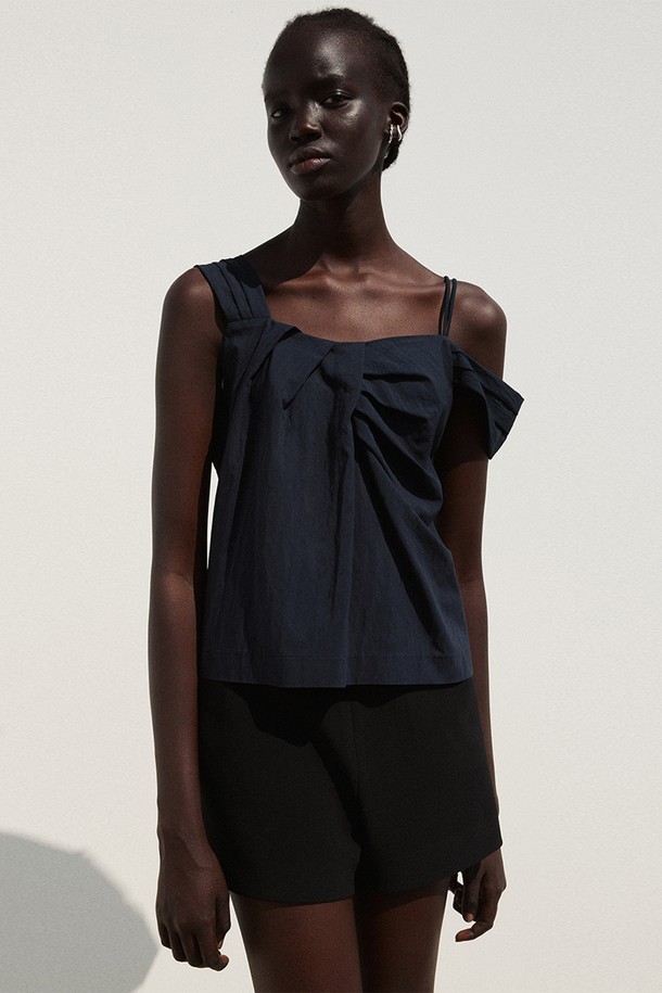 RE RHEE - 블라우스 - ASYMMETRIC SHOULDER BLOUSE MIDNIGHT NAVY