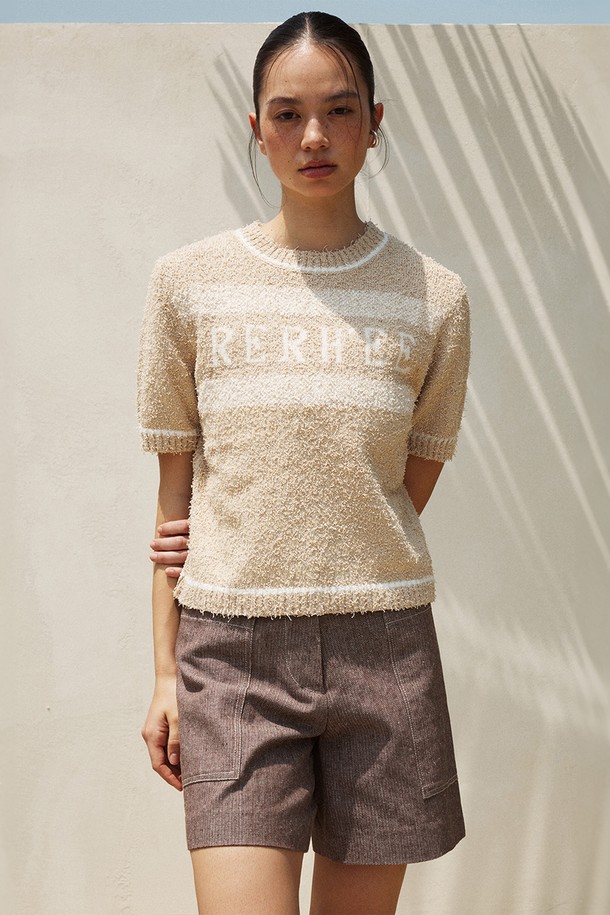 RE RHEE - 스웨터 - LOGO EMBROIDERED KNIT TOP CARAMEL