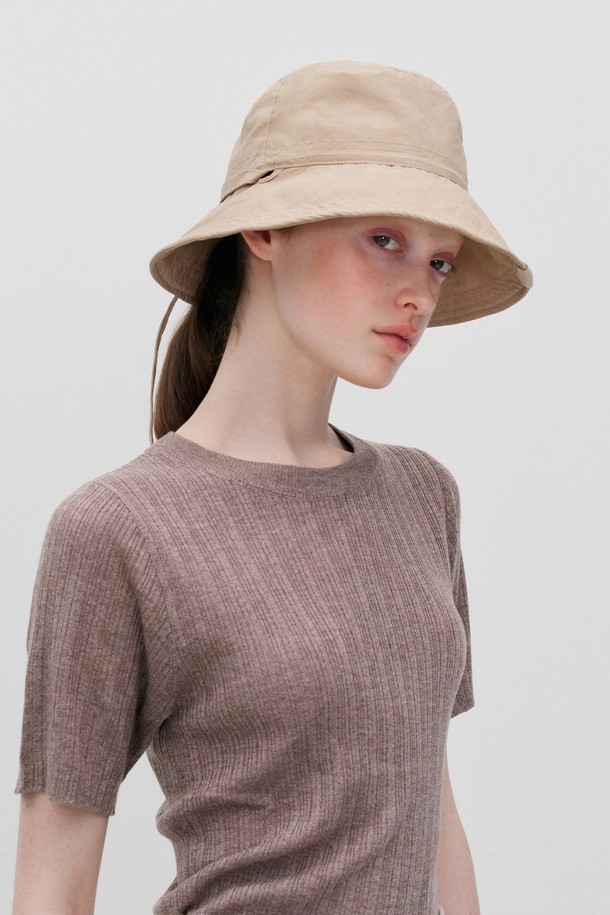 RE RHEE - 모자 - ADJUSTABLE STRAP BUCKET HAT SAND