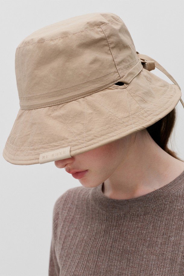 RE RHEE - 모자 - ADJUSTABLE STRAP BUCKET HAT SAND