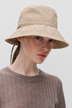 ADJUSTABLE STRAP BUCKET HAT SAND