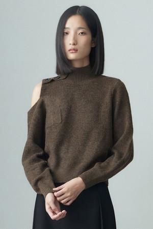 HIGHNECK CUTOUT SHOULDER SWEATER CHOCOLATE