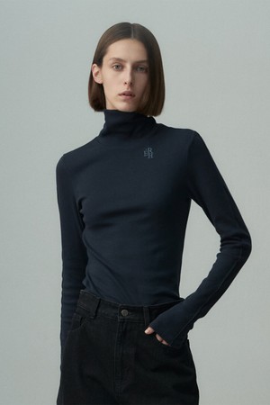 LOGO EMBROIDERED TURTLE NECK TOP MIDNIGHT NAVY