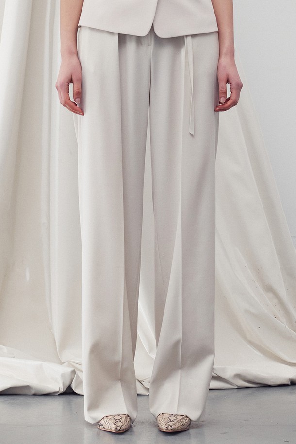 RE RHEE - 롱/미디팬츠 - STRAIGHT LEG BELTED TROUSER CREAM