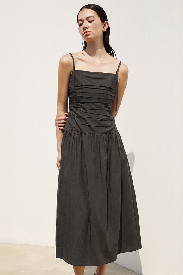 RE RHEE - 민소매 원피스 - PLEATED DETAIL MIDI DRESS ASH GRAY