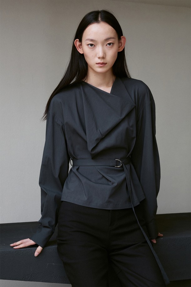 RE RHEE - 블라우스 - DRAPED NECK BELTED BLOUSE