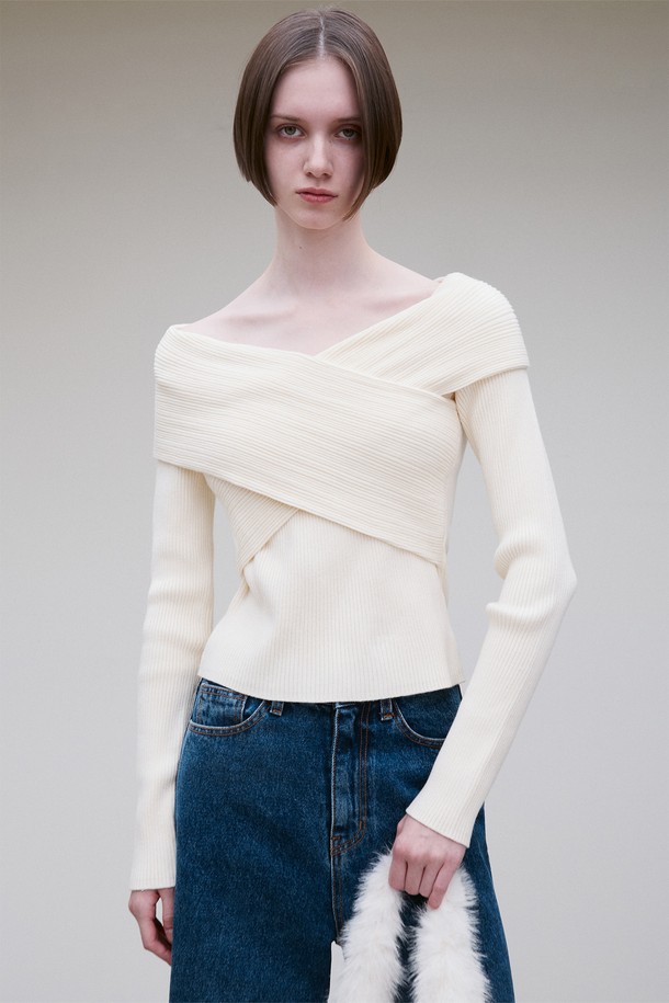 RE RHEE - 스웨터 - OFF-SHOULDER CROSS RIBBED TOP BUTTER