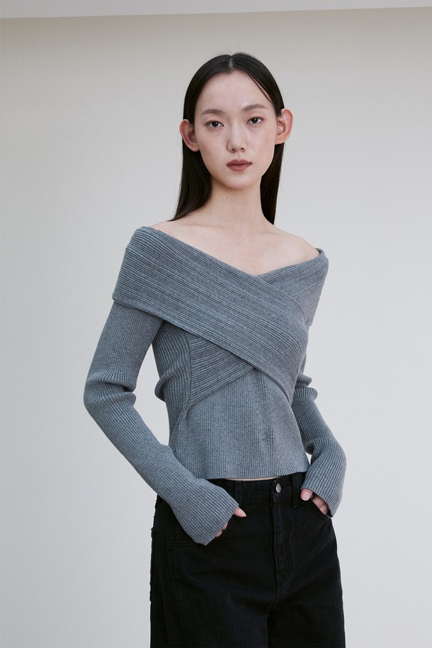 RE RHEE - 스웨터 - OFF-SHOULDER CROSS RIBBED TOP CHARCOAL