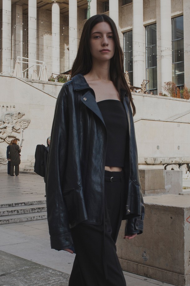 FUNNEL NECK VEGAN LEATHER JACKET MIDNIGHT NAVY (퍼널 넥 비건 레더 재킷 미드나잇 네이비)는 미니멀하고 베이직한 스타일을 추구하는 여성 고객을 위한 아우터입니다. 부드러운 촉감의 비건 가죽 소재와 폴리우레탄, 레이온, 면 혼방으로 제작되어 가을 시즌에 적합합니다. 오버핏 실루엣에 지퍼형 여밈 방식, 긴 소매 기장으로 편안한 착용감을 제공합니다. 은은한 광택감과 뒷목 라벨, 전면 스티치 디테일이 특징이며, 데이트룩, 가을 나들이룩 등 다양한 TPO에 활용 가능합니다. 안감은 폴리에스터로 마감되었습니다.
