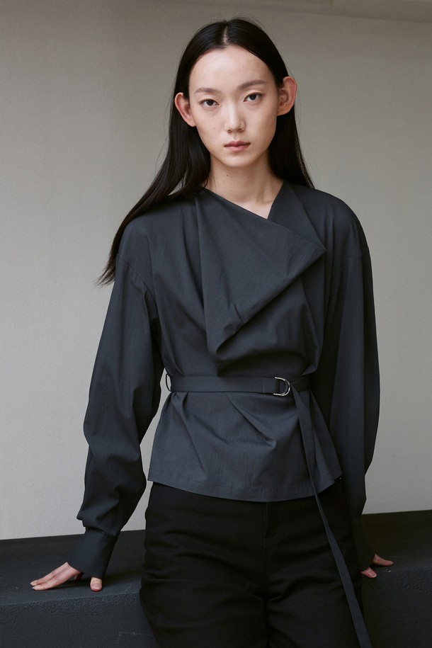 RE RHEE - 블라우스 - DRAPED NECK BELTED BLOUSE