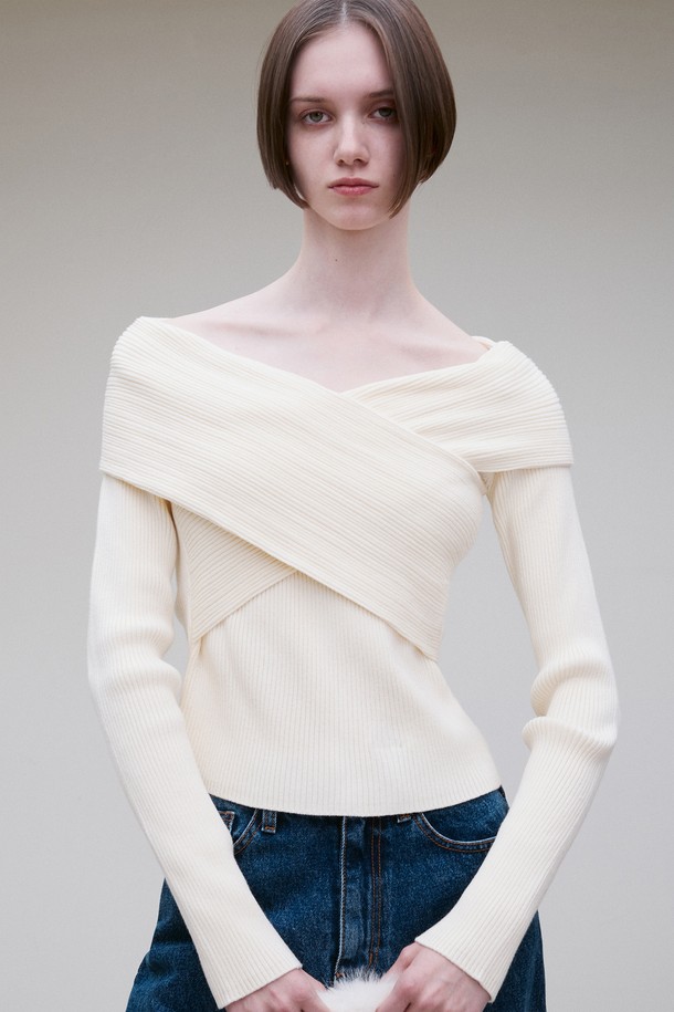 RE RHEE - 스웨터 - OFF-SHOULDER CROSS RIBBED TOP BUTTER