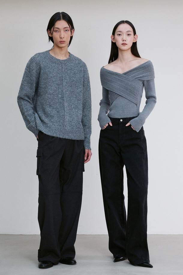 RE RHEE - 스웨터 - OFF-SHOULDER CROSS RIBBED TOP CHARCOAL